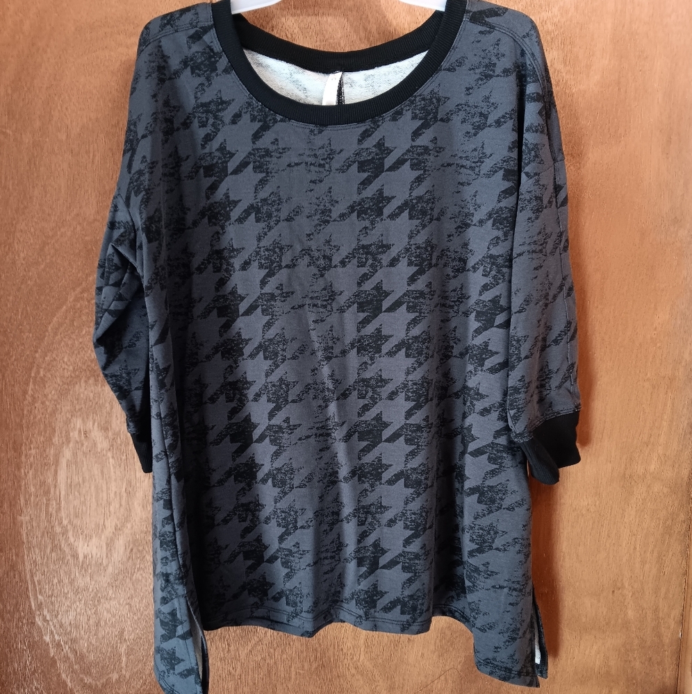 Cozy Gray Houndstooth Patterned Top - image 1